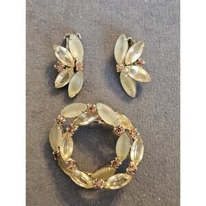 Beautiful Vintage Brooch And Clip On Earrings